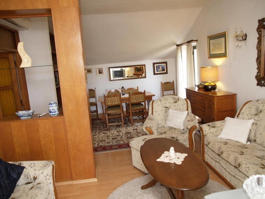Two Palm Trees Apartment